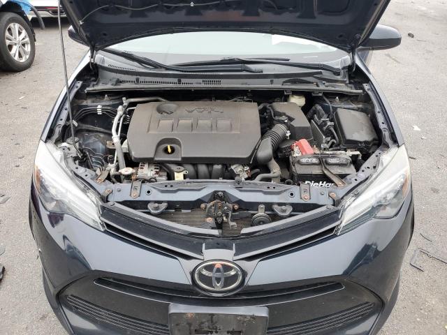 2T1BURHE8JC009957 - 2018 TOYOTA COROLLA L Niebieski zdjęcie 11