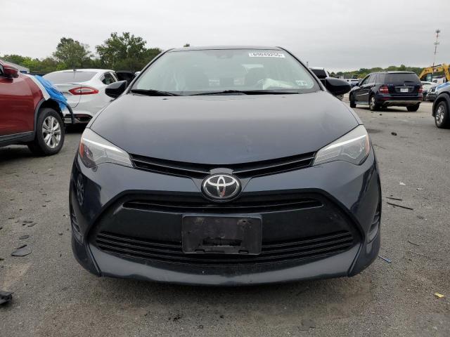 2T1BURHE8JC009957 - 2018 TOYOTA COROLLA L Niebieski zdjęcie 5