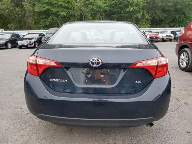 2T1BURHE8JC009957 - 2018 TOYOTA COROLLA L Niebieski zdjęcie 6