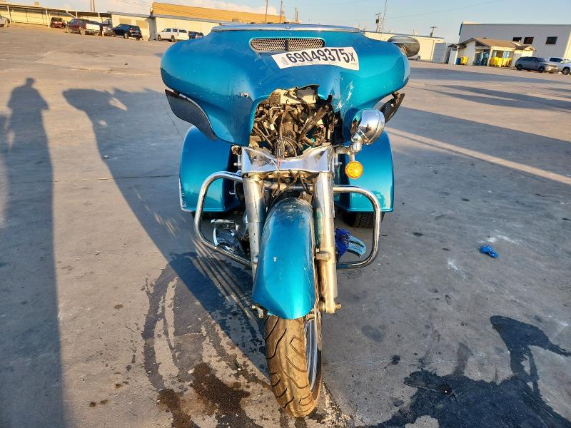 1HD1KBC19KB607843 - 2019 HARLEY-DAVIDSON FLHX BLUE photo 2