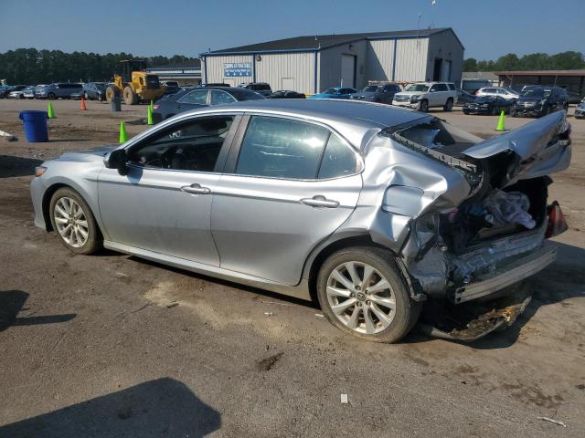 4T1B11HK0JU097689 - 2018 TOYOTA CAMRY L SILVER photo 2