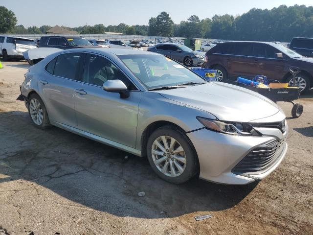 4T1B11HK0JU097689 - 2018 TOYOTA CAMRY L SILVER photo 4