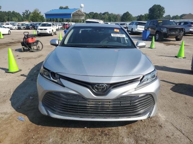 4T1B11HK0JU097689 - 2018 TOYOTA CAMRY L SILVER photo 5