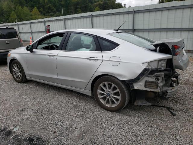 3FA6P0H76HR370944 - 2017 FORD FUSION SE SILVER photo 2