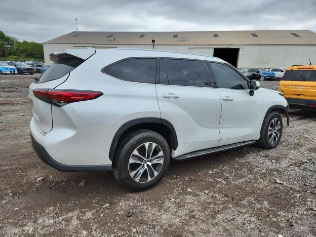 5TDGZRAH0NS552566 - 2022 TOYOTA HIGHLANDER XLE Weiß Foto 3