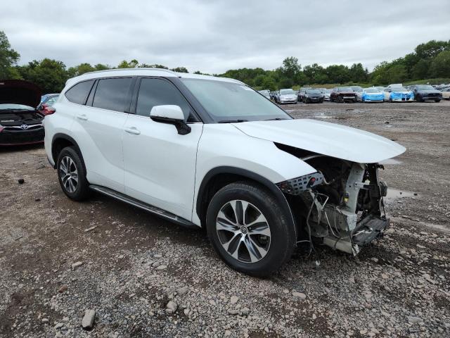 5TDGZRAH0NS552566 - 2022 TOYOTA HIGHLANDER XLE Weiß Foto 4
