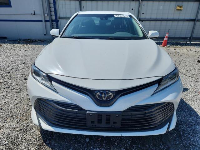 4T1B11HK6JU632881 - 2018 TOYOTA CAMRY L თეთრი ფოტო 5