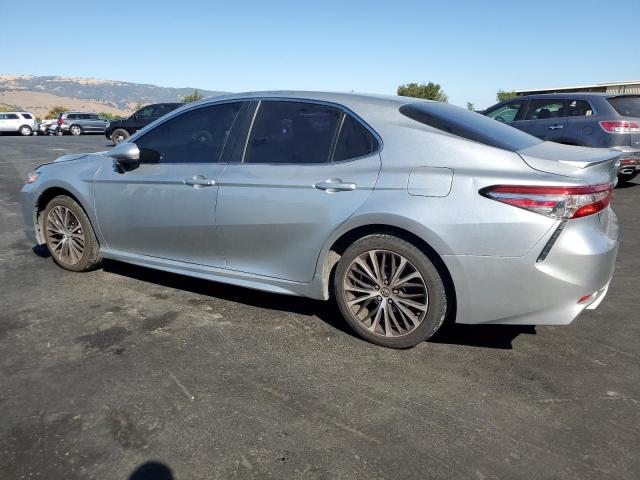 4T1B11HK1JU628513 - 2018 TOYOTA CAMRY L SILVER photo 2