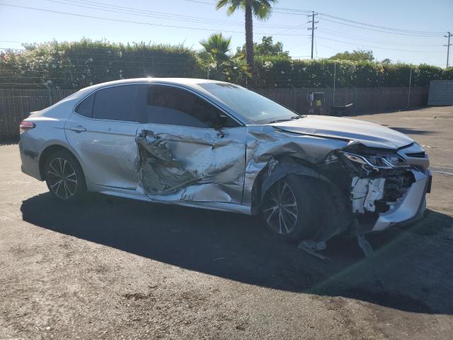 4T1B11HK1JU628513 - 2018 TOYOTA CAMRY L SILVER photo 4