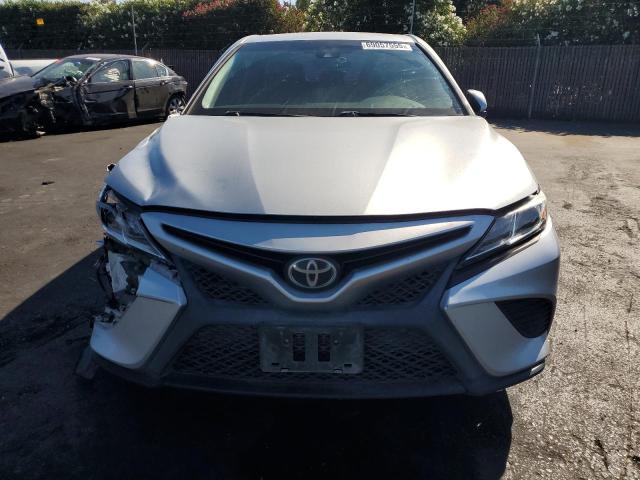 4T1B11HK1JU628513 - 2018 TOYOTA CAMRY L SILVER photo 5