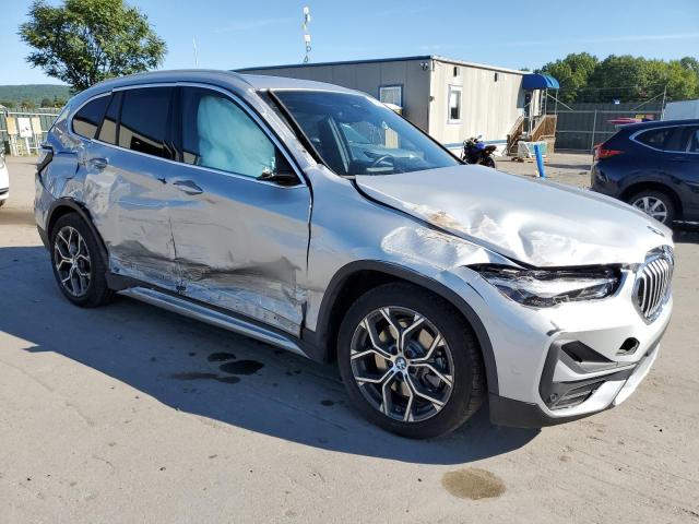 WBXJG9C0XM5S45593 - 2021 BMW X1 XDRIVE28I Серебристый фото 4