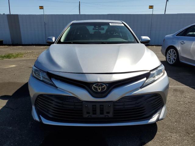 4T1B11HK3JU599113 - 2018 TOYOTA CAMRY L SILVER photo 5