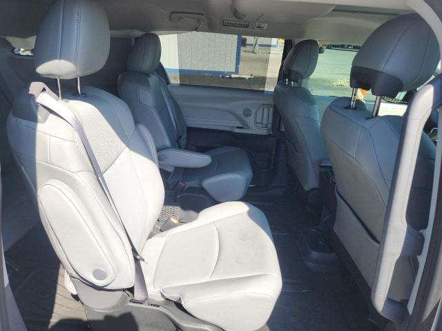 5TDJRKEC5RS211276 - 2024 TOYOTA SIENNA XLE SILVER photo 11
