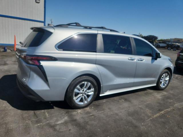 5TDJRKEC5RS211276 - 2024 TOYOTA SIENNA XLE SILVER photo 3