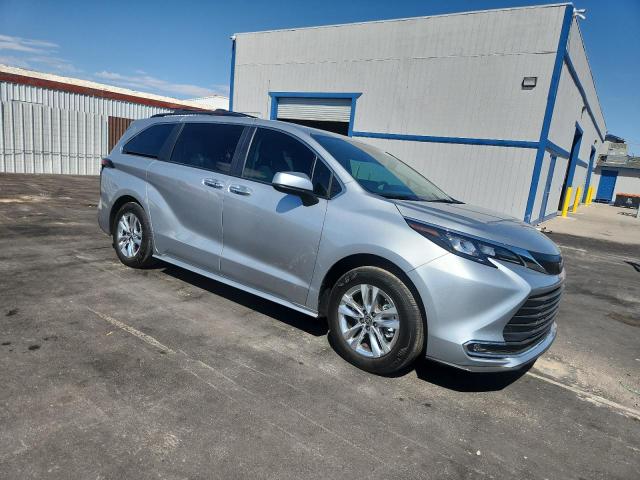 5TDJRKEC5RS211276 - 2024 TOYOTA SIENNA XLE SILVER photo 4