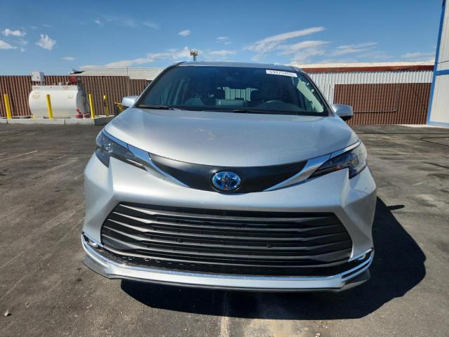 5TDJRKEC5RS211276 - 2024 TOYOTA SIENNA XLE SILVER photo 5