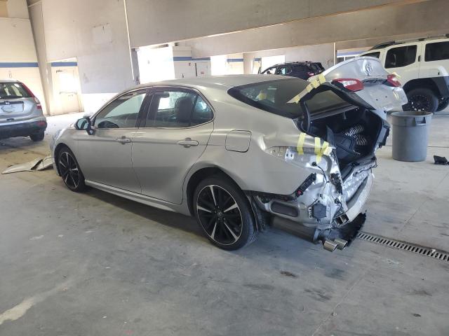 4T1B61HK3JU011969 - 2018 TOYOTA CAMRY XSE Plata foto 2