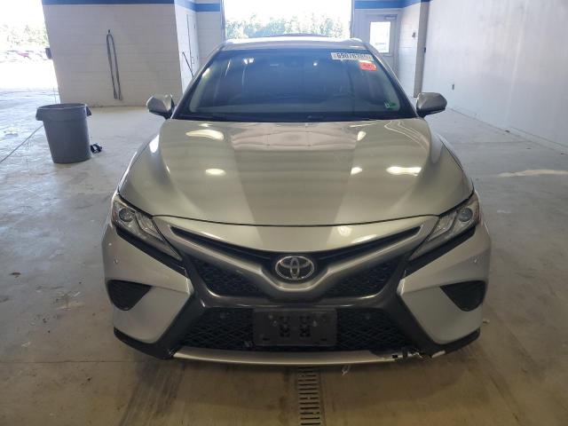 4T1B61HK3JU011969 - 2018 TOYOTA CAMRY XSE Plata foto 5