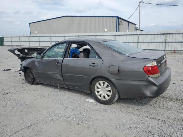 4T1BE32K95U989325 - 2005 TOYOTA CAMRY LE GRAY photo 2