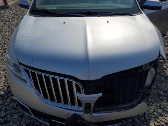 2LMDJ6JKXDBL24739 - 2013 LINCOLN MKX SILVER photo 11