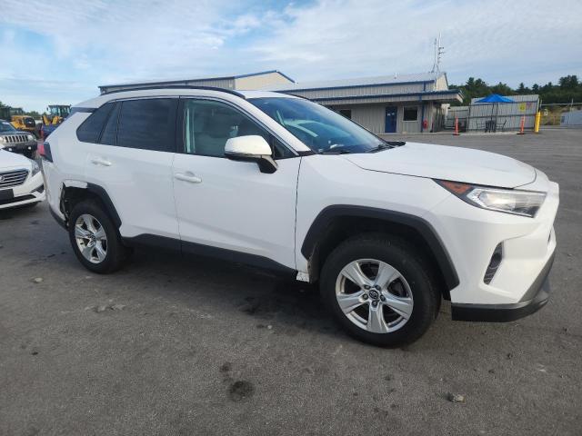 2T3P1RFV3LC136840 - 2020 TOYOTA RAV4 XLE WHITE photo 4