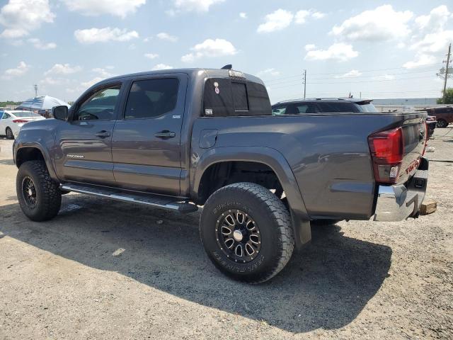 5TFAZ5CN7JX060896 - 2018 TOYOTA TACOMA DOUBLE CAB Szary zdjęcie 2