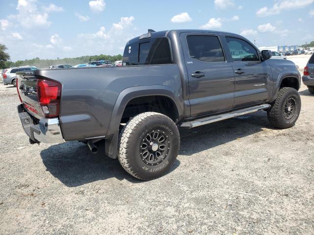 5TFAZ5CN7JX060896 - 2018 TOYOTA TACOMA DOUBLE CAB Szary zdjęcie 3