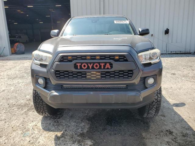 5TFAZ5CN7JX060896 - 2018 TOYOTA TACOMA DOUBLE CAB Szary zdjęcie 5