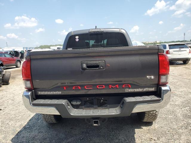5TFAZ5CN7JX060896 - 2018 TOYOTA TACOMA DOUBLE CAB Szary zdjęcie 6