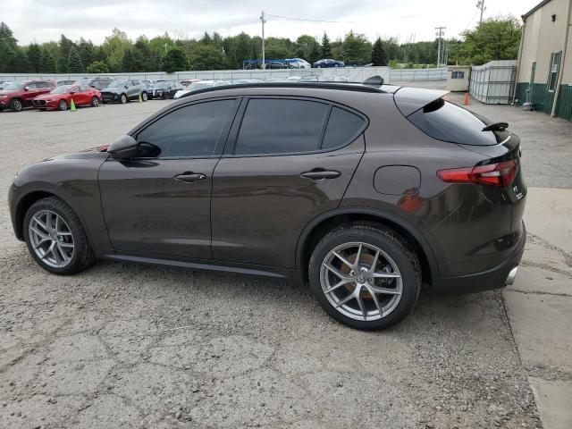 ZASFAKNN2J7C12339 - 2018 ALFA ROMEO STELVIO TI SPORT BROWN photo 2