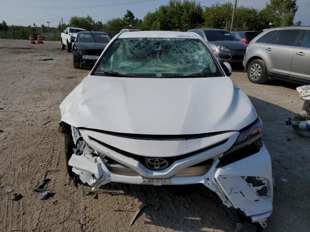 4T1G11AKXNU678039 - 2022 TOYOTA CAMRY SE WHITE photo 5