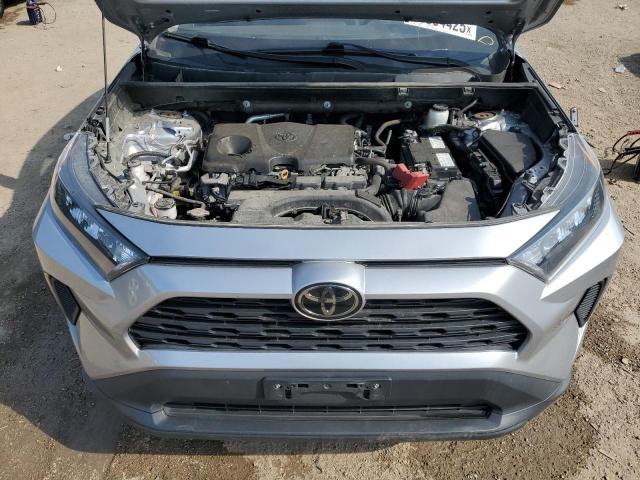 2T3F1RFV9KC023081 - 2019 TOYOTA RAV4 LE Silber Foto 11