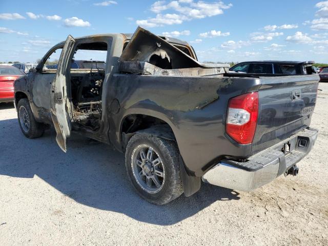 5TFEM5F12JX129065 - 2018 TOYOTA TUNDRA CREWMAX SR5 GRAY photo 2