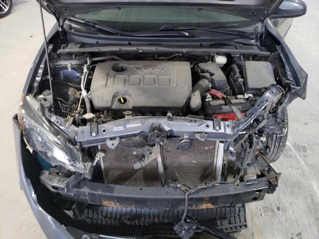 5YFBURHE8JP822425 - 2018 TOYOTA COROLLA L ნაცრისფერი ფოტო 11