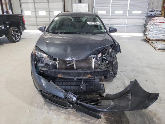 5YFBURHE8JP822425 - 2018 TOYOTA COROLLA L ნაცრისფერი ფოტო 5