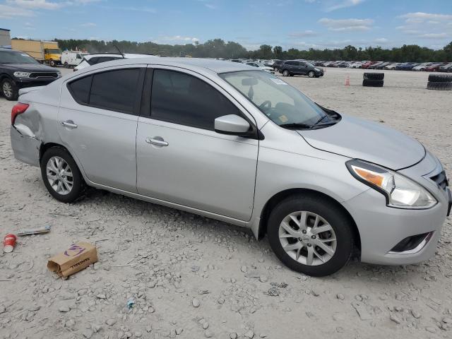 3N1CN7AP7KL817655 - 2019 NISSAN VERSA S Silber Foto 4