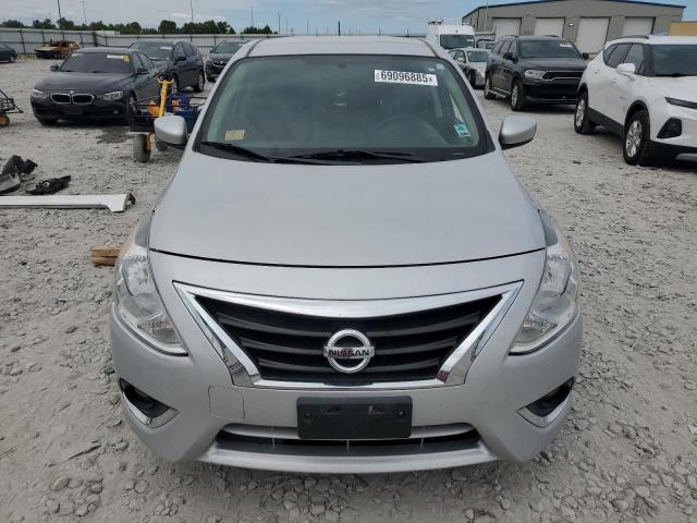 3N1CN7AP7KL817655 - 2019 NISSAN VERSA S Silber Foto 5