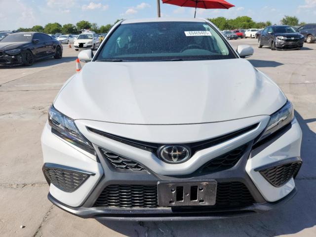 4T1G11AKXPU160175 - 2023 TOYOTA CAMRY SE NIGHT SHADE WHITE photo 5