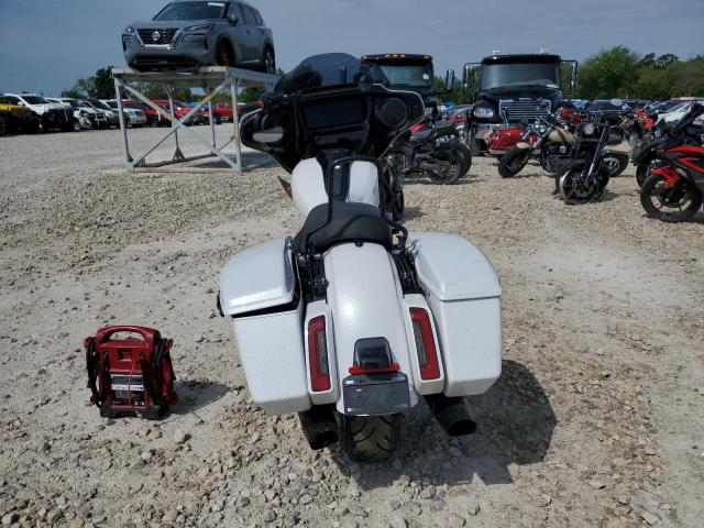 1HD1KB715RB628385 - 2024 HARLEY-DAVIDSON FLHX WHITE photo 4