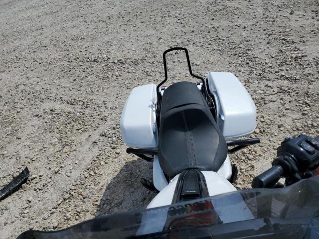 1HD1KB715RB628385 - 2024 HARLEY-DAVIDSON FLHX WHITE photo 5