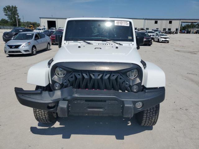 1C4BJWEG8GL255745 - 2016 JEEP WRANGLER U SAHARA WHITE photo 5