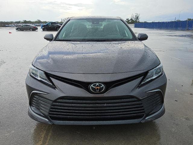 4T1C11AK9PU834847 - 2023 TOYOTA CAMRY LE 灰色 照片 5