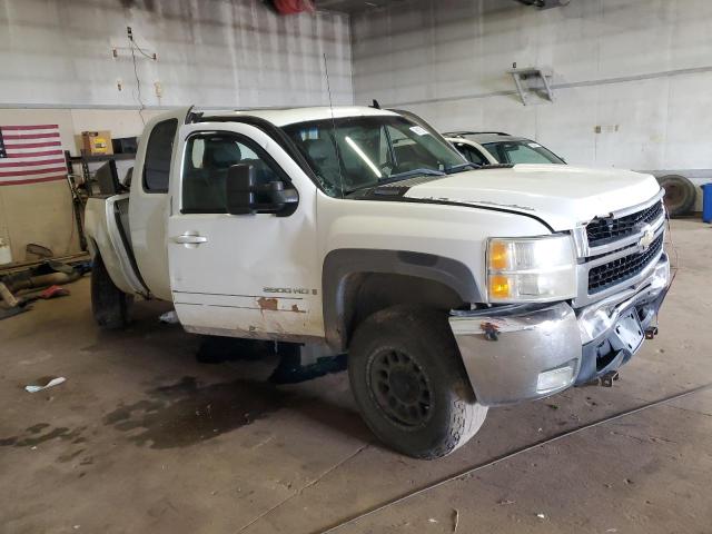 1GCHK29628E214826 - 2008 CHEVROLET SILVERADO K2500 HEAVY DUTY WHITE photo 4
