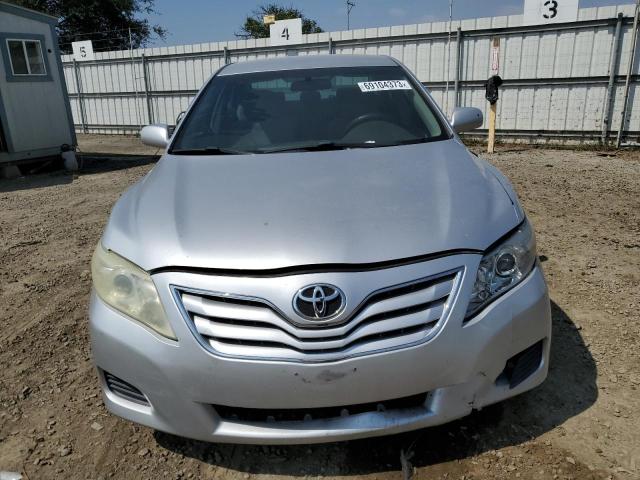 4T1BF3EK6AU060955 - 2010 TOYOTA CAMRY BASE ვერცხლისფერი ფოტო 5