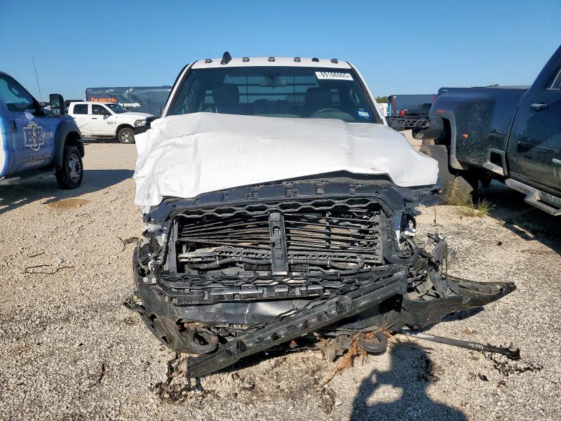 3C7WRMBL9MG684372 - 2021 RAM 5500 白色 照片 5