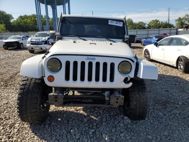 1C4HJWEG6DL693380 - 2013 JEEP WRANGLER U SAHARA WHITE photo 5