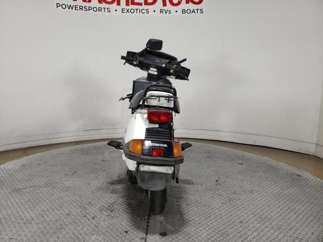 3H1HF0303VD201002 - 1997 HONDA CH80 WHITE photo 4