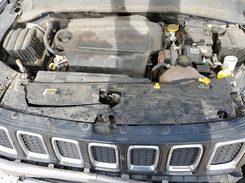 3C4NJCBB4JT193518 - 2018 JEEP COMPASS LATITUDE Gümüş fotoğraf 12