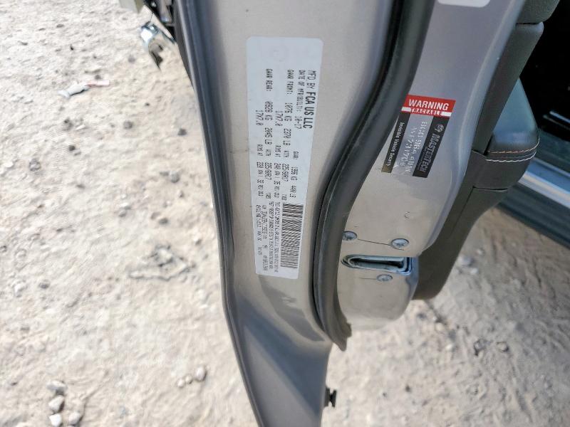 3C4NJCBB4JT193518 - 2018 JEEP COMPASS LATITUDE Gümüş fotoğraf 13