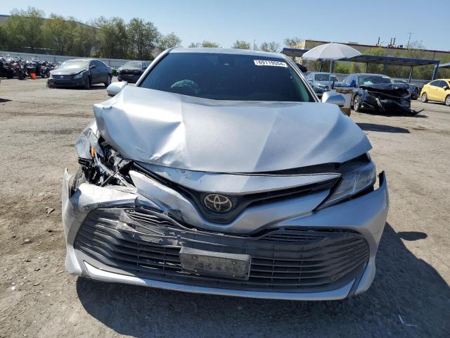 4T1C11AK9LU972687 - 2020 TOYOTA CAMRY LE SILVER photo 5